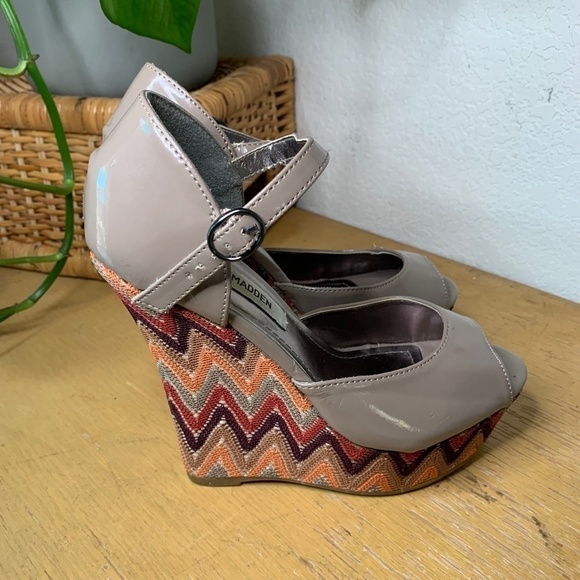 Steve Madden Tan Faux Leather Wedges With Patterned Embroidered Bottoms Size 6.5 - Picture 3 of 11